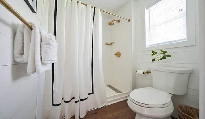 The Wanderer | Dog-friendly Studio + Pool & Bikes - Kennebunk, ME