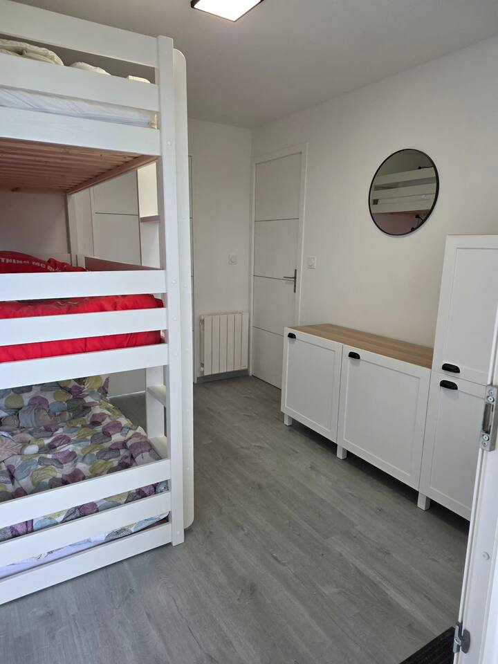 Prostran ulaz od više od 9 m² s krevetom na kat na 3 ležaja + prostorom za odlaganje