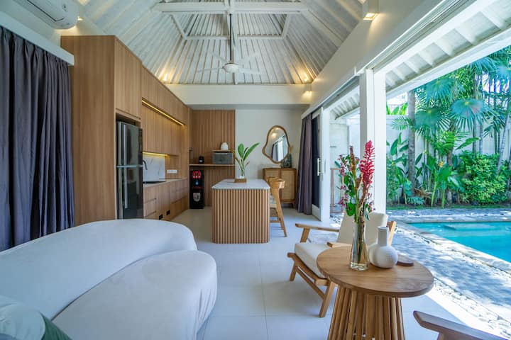 Beachside Villa With Private Pool - Sanur