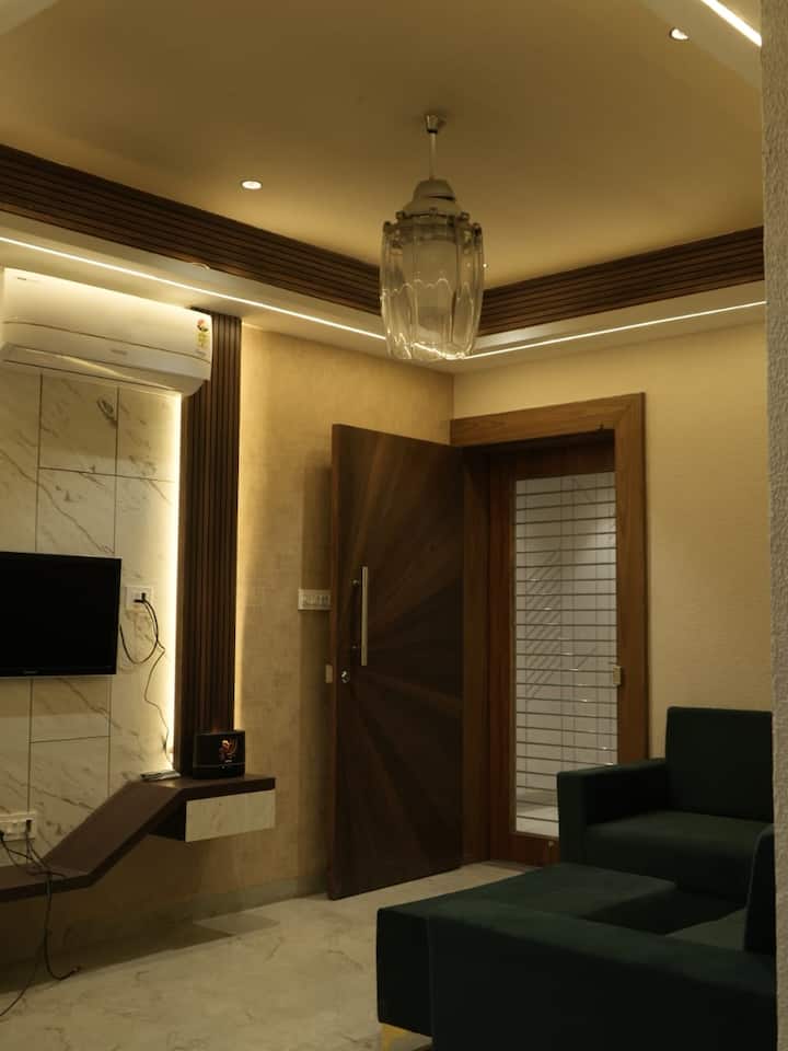 Kings Den ! This Beautifully Designed 2bhk Stay ! - Indore
