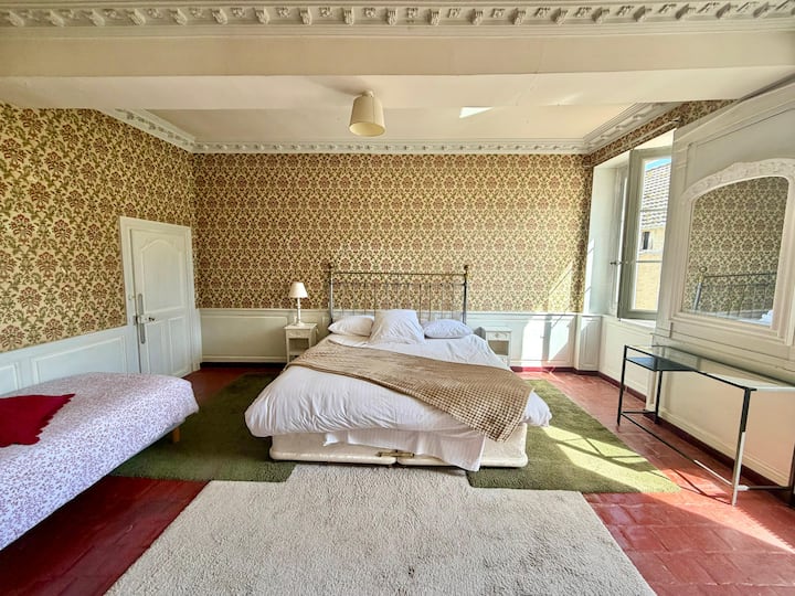 Dhomë gjumi shumë e madhe, krevat dopio "queen size" dhe një krevat 90 cm. Mundësi për të vendosur një krevat fëmijësh ose një krevat shtesë 90 cm.