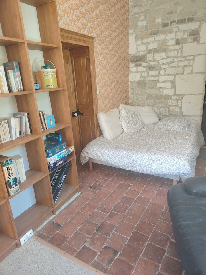 Hapësirë gjumi 140 cm. Dhomë e madhe me kënd leximi dhe divan