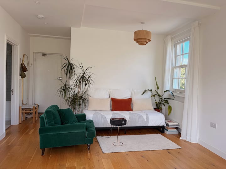 Beautiful 1 Bedroom Flat In The Heart Of Esher - Kingston-upon-Thames