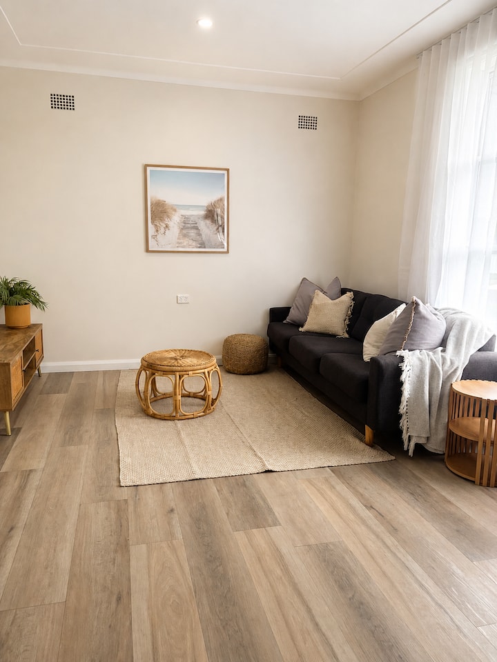 Lake Macquarie Getaway | 3br | Deck + Games Room - Belmont