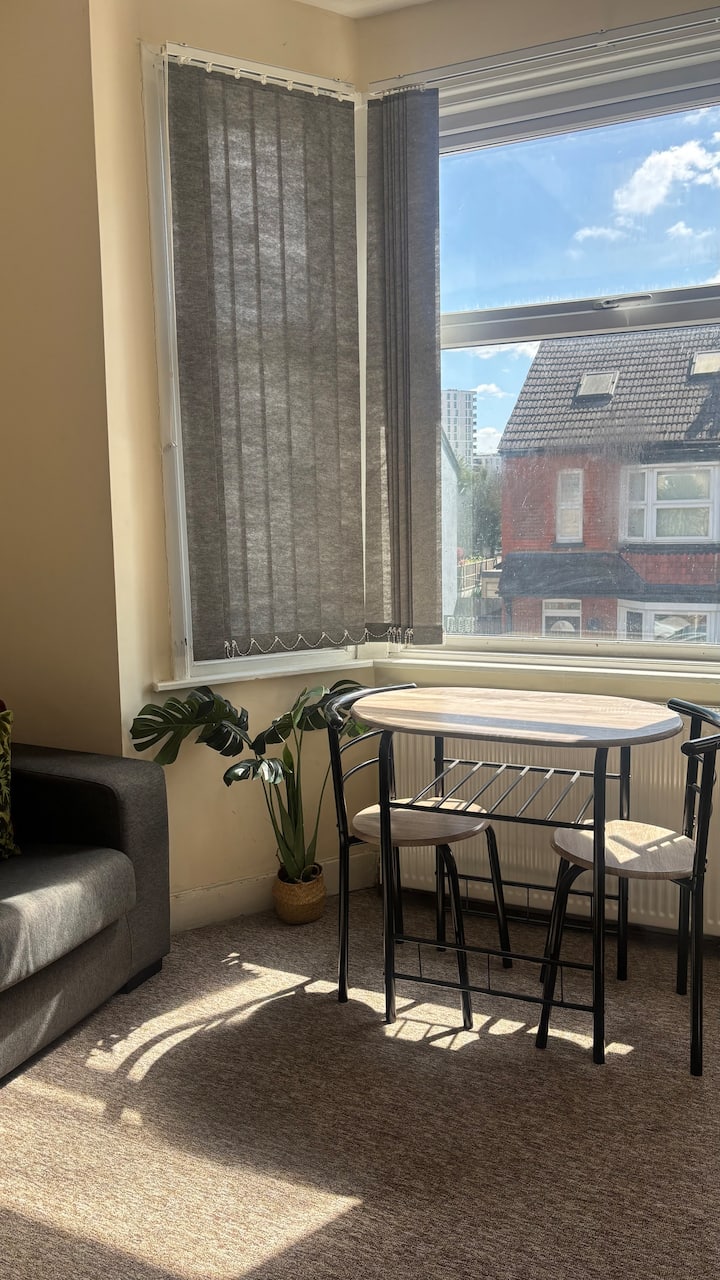 Spacious Two Bedroom, Two Bathroom Flat In London - Watford