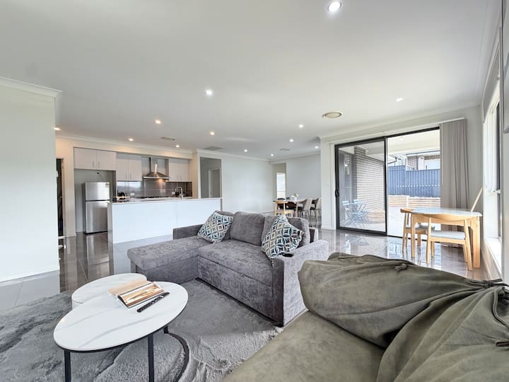 Modern Family Grandeur | 5 Minutes To Shops &Train - Saint Andrews