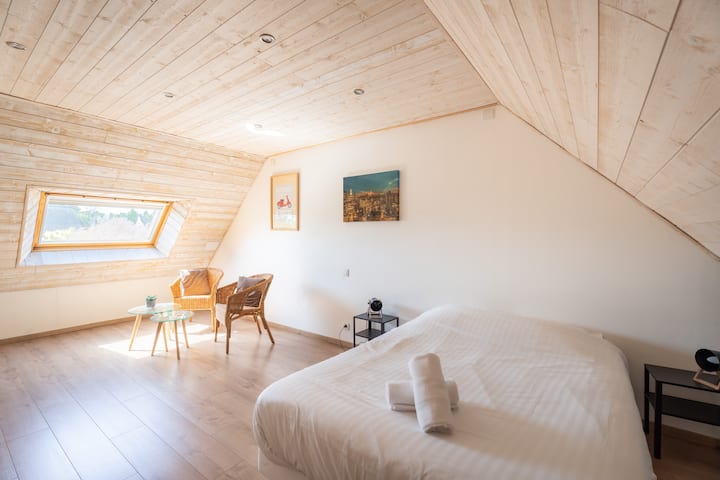 Habitación con cama doble de 140 x 190 - camas hechas a la llegada y ropa de cama incluida