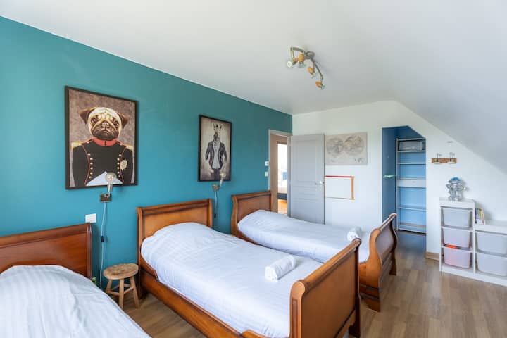 Habitación con 2 camas individuales, camas hechas a la llegada y ropa de cama incluida