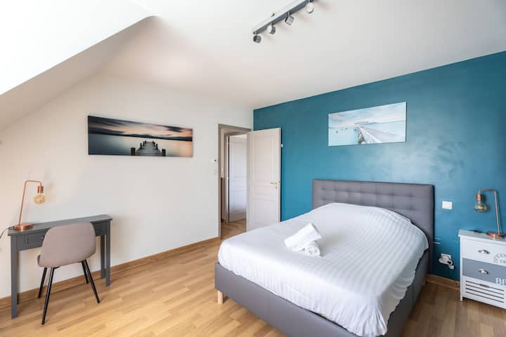 Habitación en el primer piso con cama doble, camas hechas a la llegada y ropa de cama incluida.