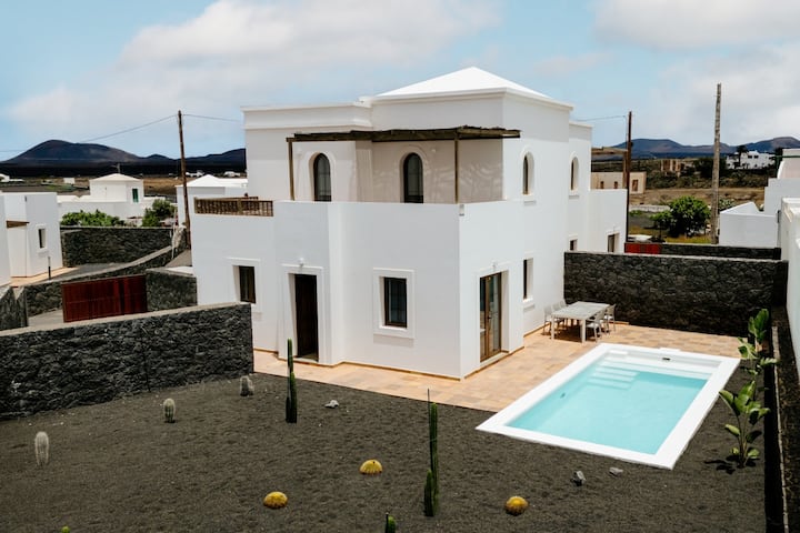 Villa Yaiza | Piscina Privada + Jardín | 3br - Lanzarote
