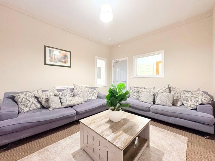Birkenhead House, 6 Bed, 5 Bath & Free Parking! - North Wales