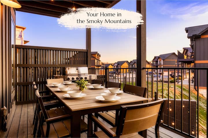 Smoky Mountains Cabin | Pool & Game Loft, Sleep 24 - Sevierville