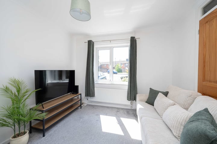 Stylish 3-bed Home |10 Min Gatwick |Wifi + Parking - 호셤