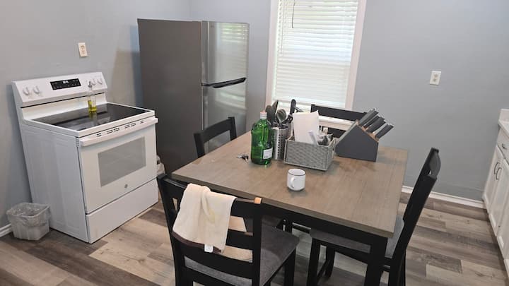 2 Bedroom Farmhouse Retreat Greenville Tx With Ac - Greenville, TX