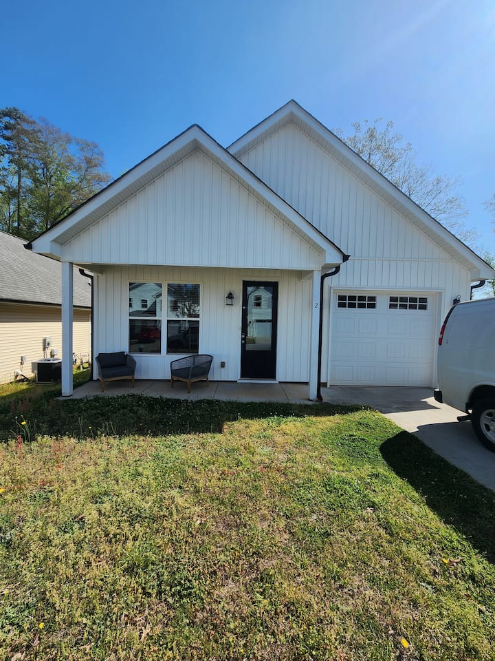 Stylish Single Level Near Downtown Tr - Travelers Rest, SC
