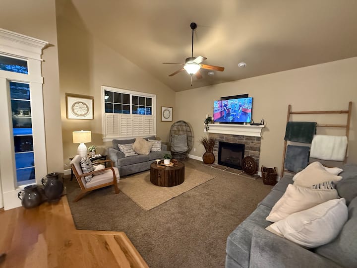 Bright & Spacious Meridian Home - Game Room, Pool - Meridian, ID