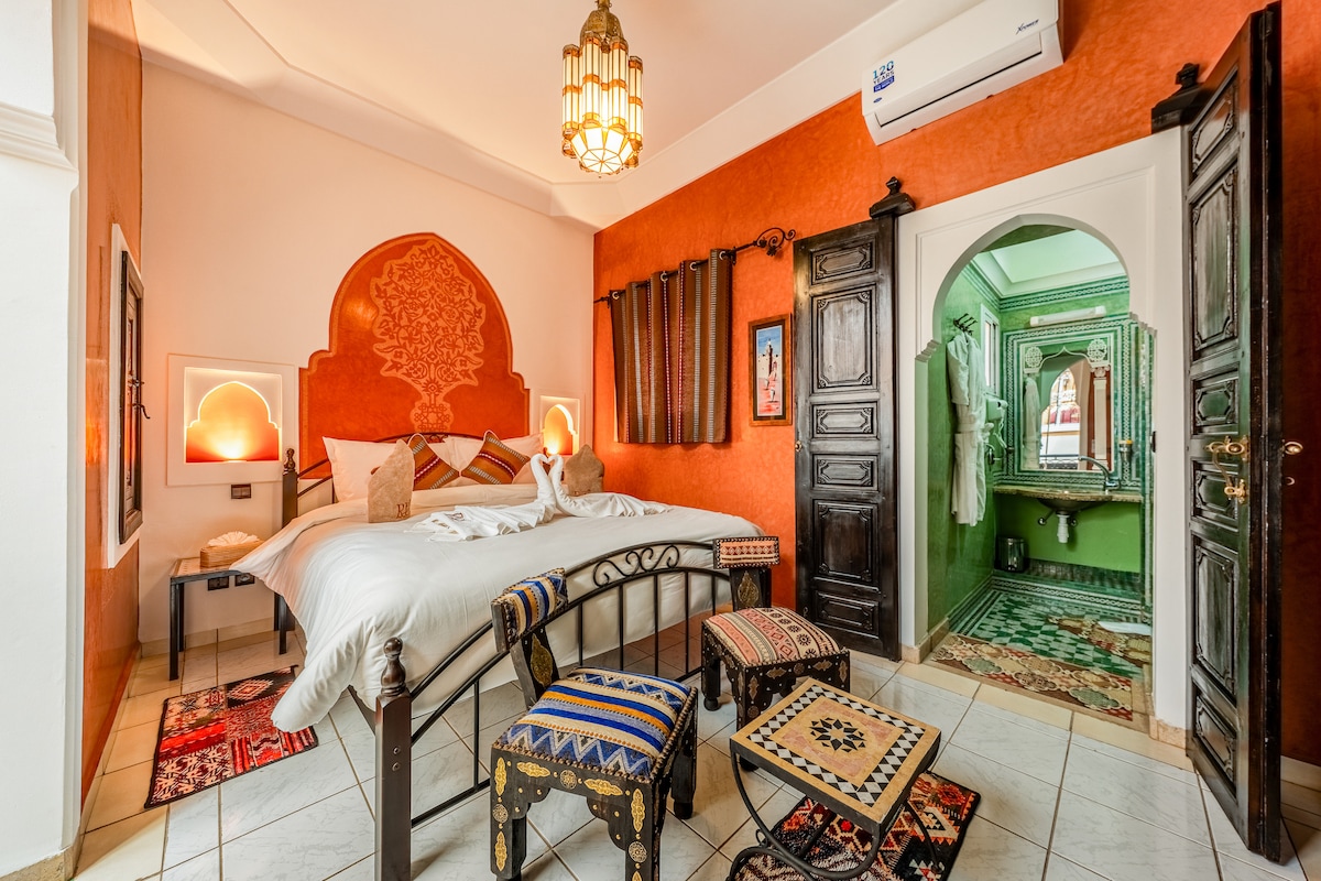Salle de bain élégante du riad avec des finitions haut de gamme