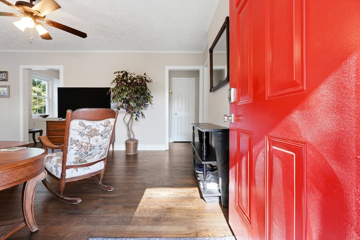 The Cottage At Marietta Square - Huge Backyard! - Marietta, GA