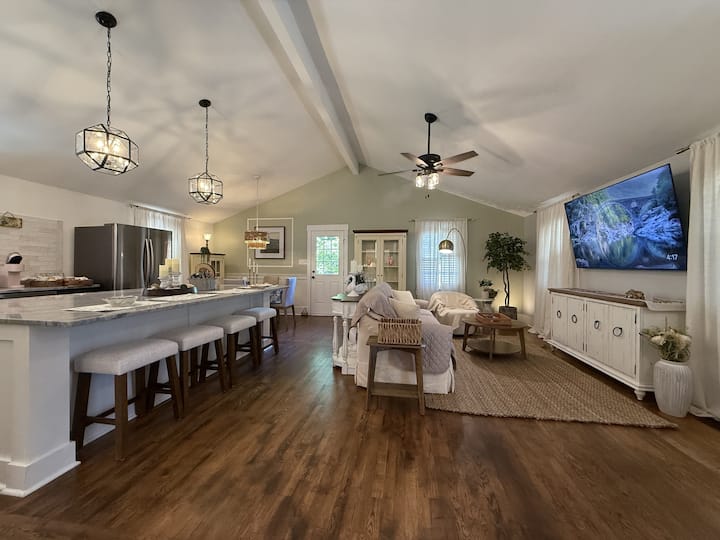 French Country Retreat In North Hills W/ Fenced Yd - Raleigh, NC