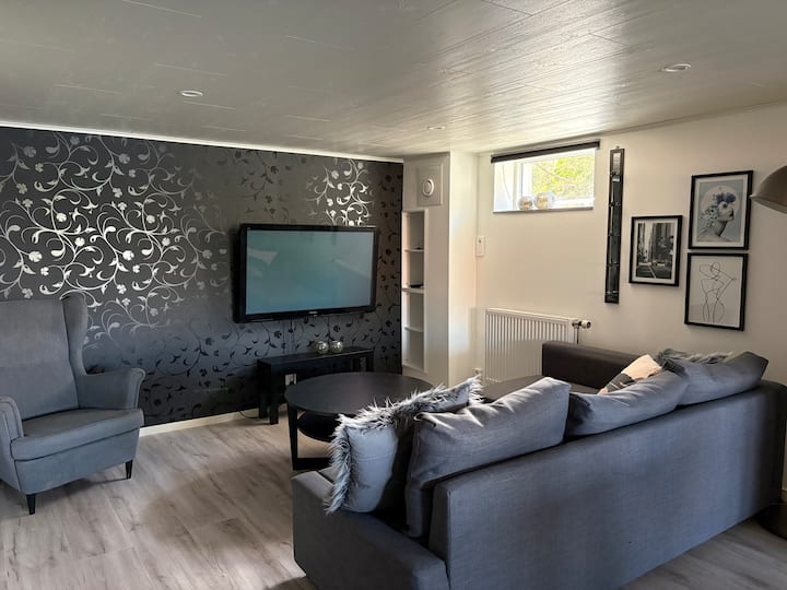 Lägenhet Med Egen Ingång, Del Av Villa I ÄLta - 스톡홀름