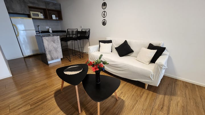 Living cómodo, luminoso y funcional, ideal para relajarse, disfrutar de una película o compartir un momento agradable durante tu estadía