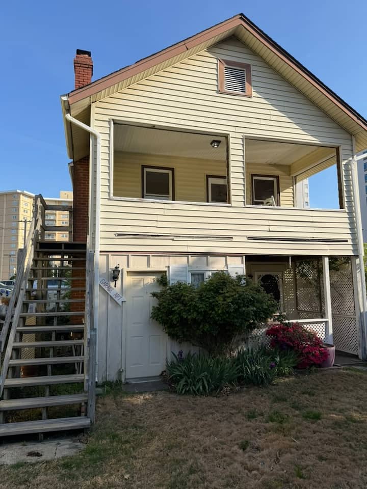 Surfside Cottage | 2 Bedroom Ocean View W/ Porch - Virginia Beach, VA