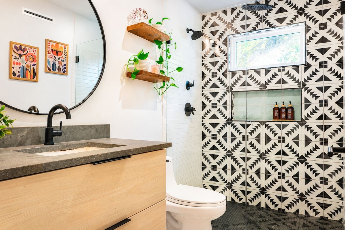 Mid-Century Tiny House | Near Rainey & Downtown