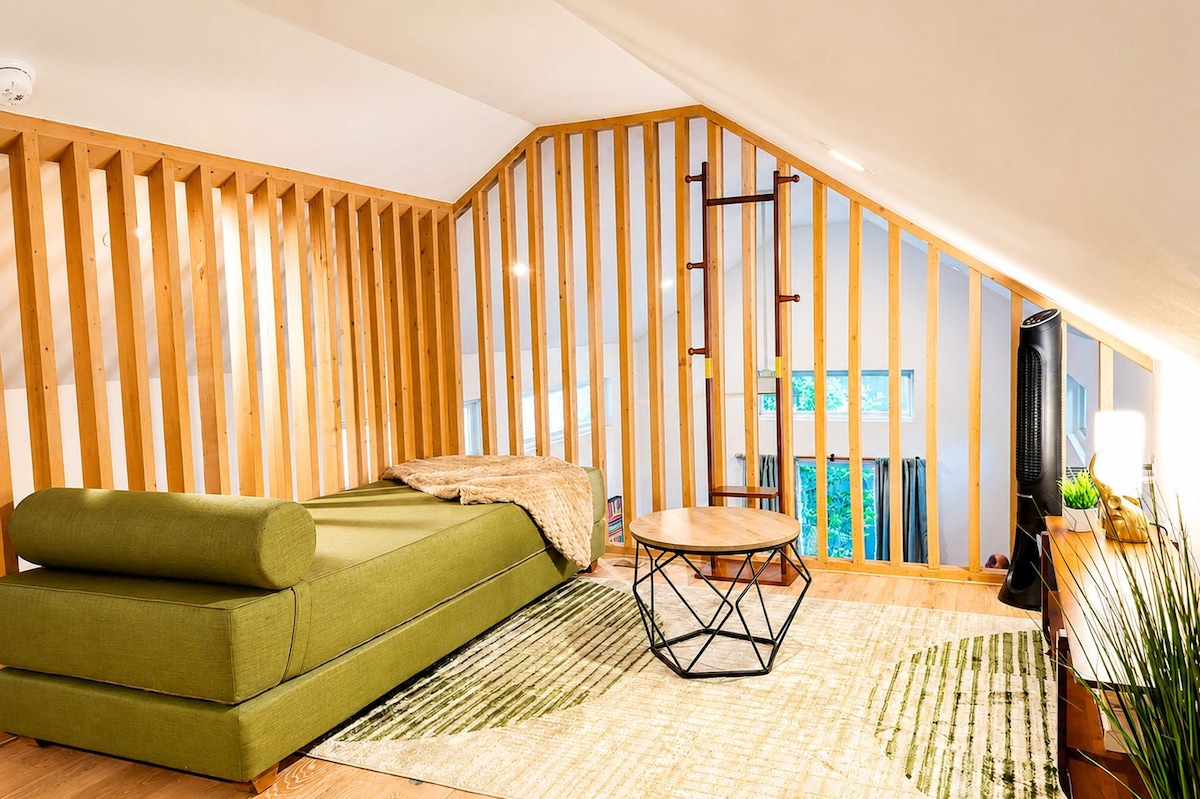 Mid-Century Tiny House | Near Rainey & Downtown