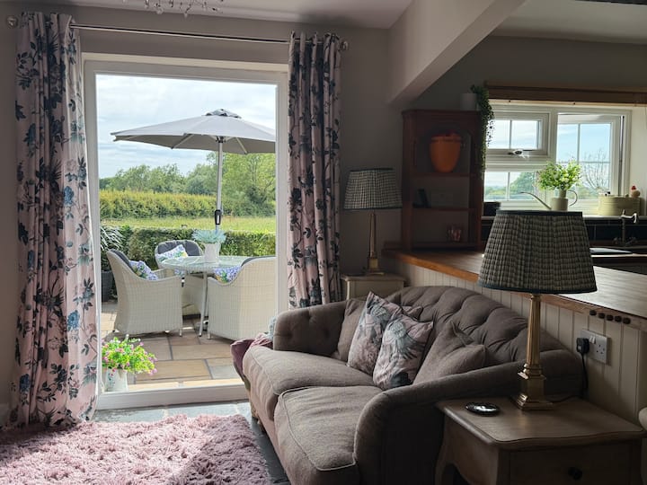 Detached Cottage, Open Views, Hot Tub & Local Pub. - Knutsford