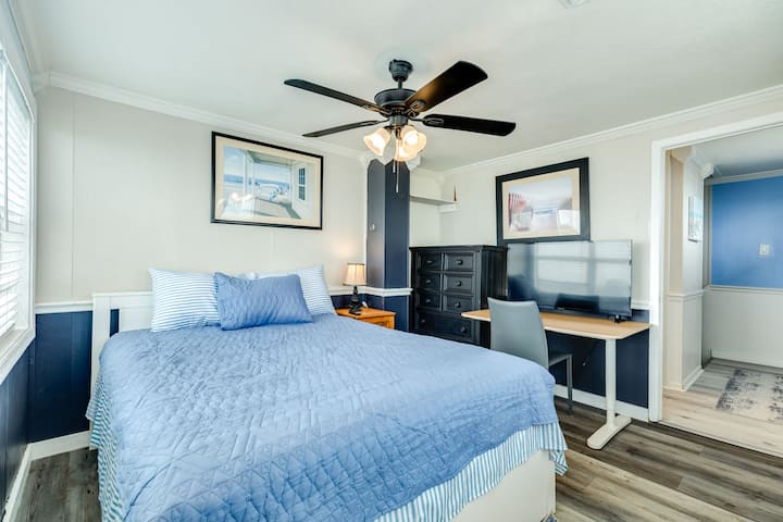 Surfside Beach Getaway: Authentic Beachfront Exper - Surfside Beach, TX