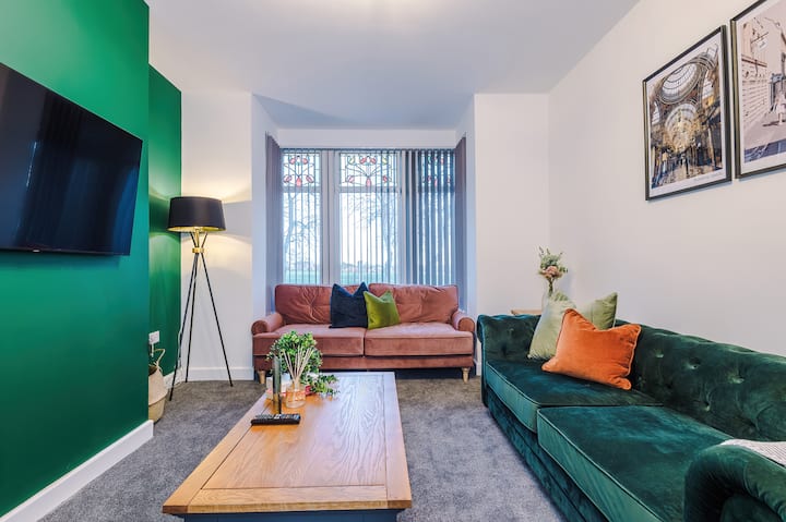 Large Spacious Home | Families | Free Parking - Bradford
