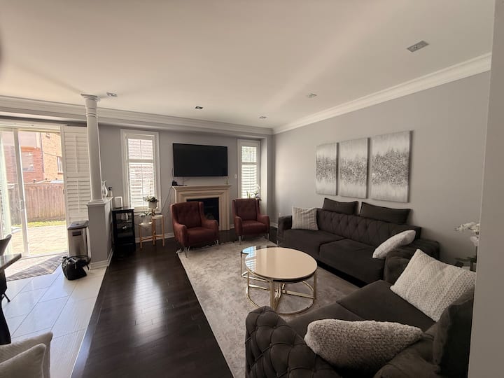 4bd Fully Furnished House W/ Free Parking - Aurora