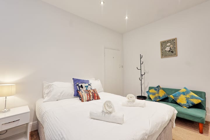 Stylish 3br Home With Parking | Family Friendly - Southend-on-Sea