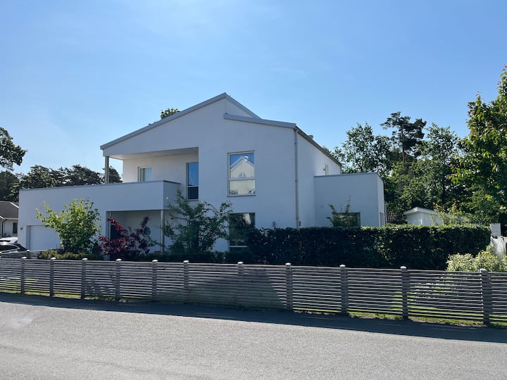 Stort Hus Med Gästhus Och Vacker Trädgård - Åhus