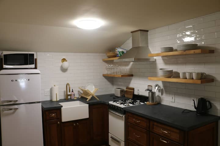 Historic Craftsmen Attic Apartment- Downtown Davis - Davis, CA