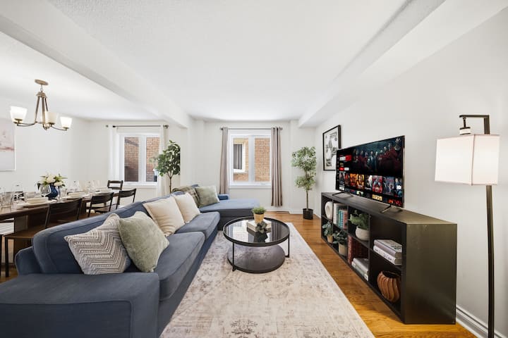 Home In Nice Area - 4 Bedrooms - Sleeps 8! - Mississauga