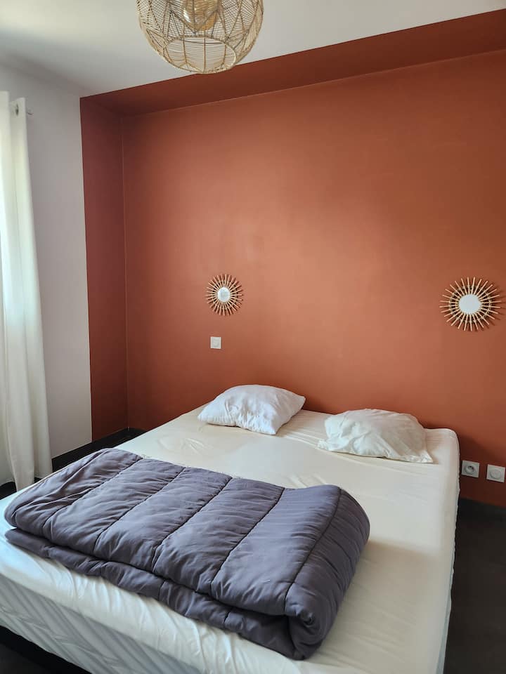 Spálňa na prízemí. Posteľ 160 cm