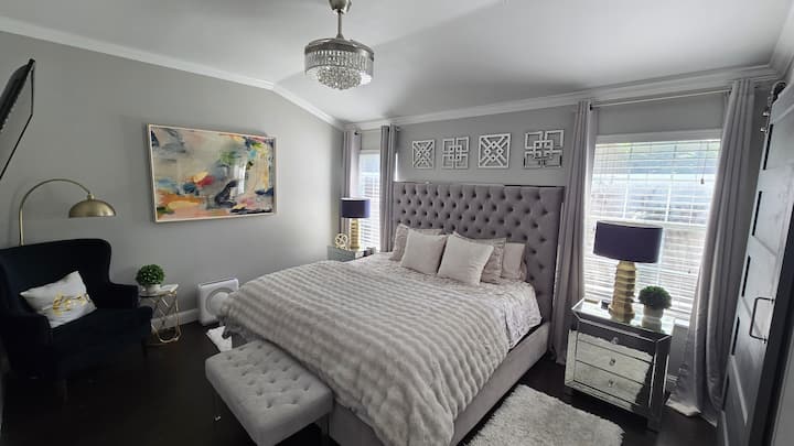 Disfrute de la suite principal, que cuenta con una lujosa cama tamaño king, un elegante ventilador de araña con iluminación regulable y un televisor Roku de 55 pulgadas para ver contenido en streaming. Diseñado pensando en la comodidad y el estilo, este espacio ofrece un refugio relajante y refinado.