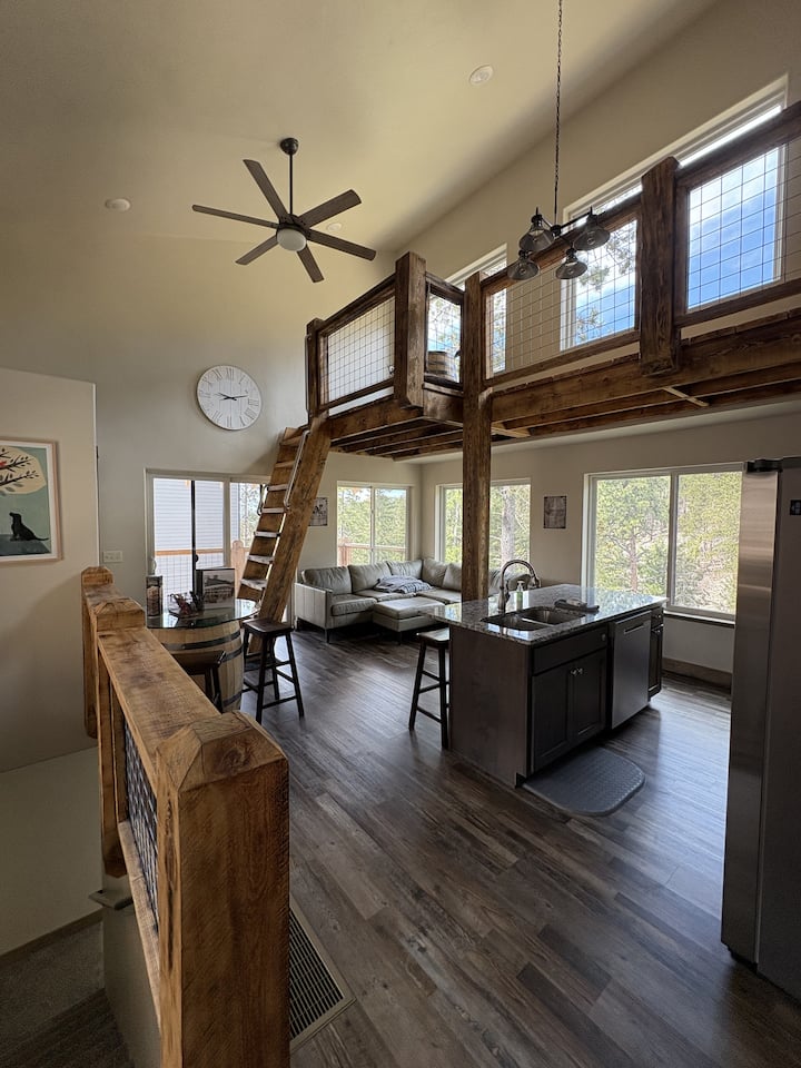 Chasing Squirrel's Lodge • Hot Tub • Pet Friendly - Deadwood, SD