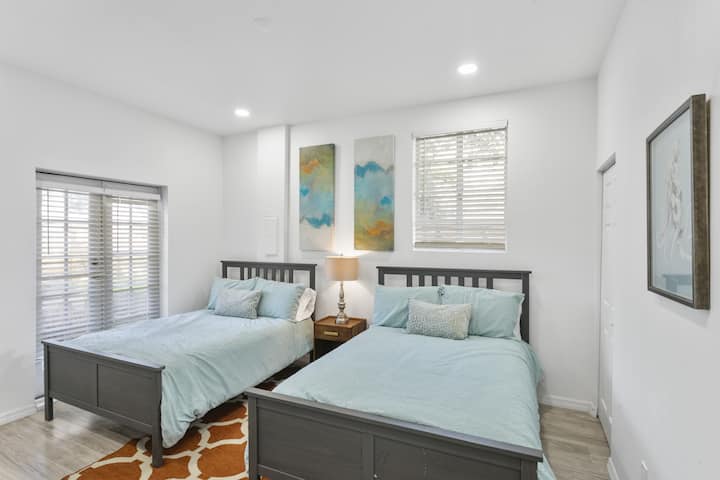 Dormitorio luminoso y cómodo con dos camas matrimoniales y Smart TV
