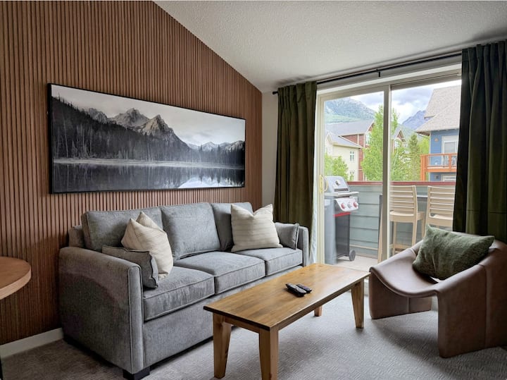 Charming Alpine Penthouse [Heated Pool & Hot Tubs] - Canmore
