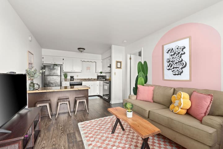 Dolly Getaway on Music Row - Relax and Unwind
