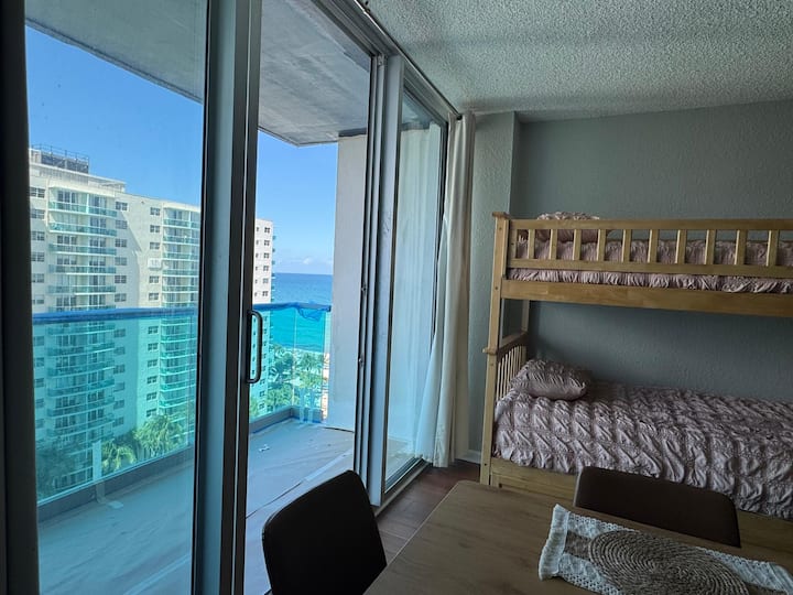 Beachfront 1br With Side Ocean View And Bunk Bed - Hollywood, FL