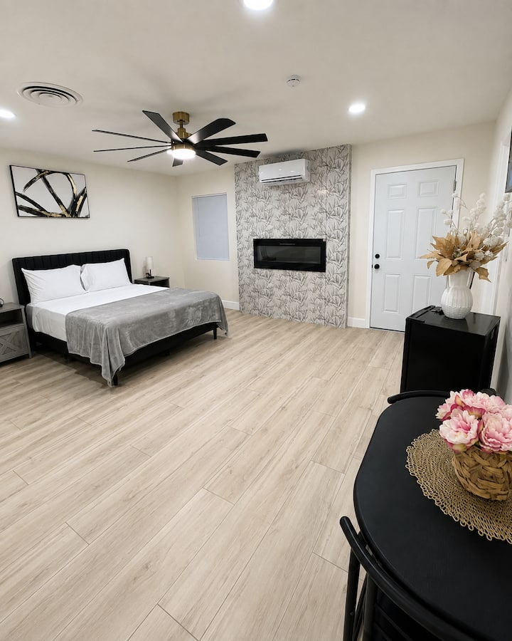 Modern Studio 15 Mins From Strip - Las Vegas, NV