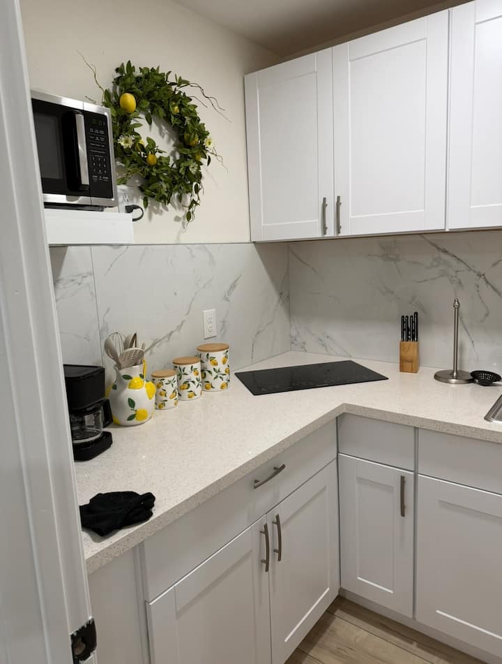 Modern Studio 15 Mins From Strip - Las Vegas, NV