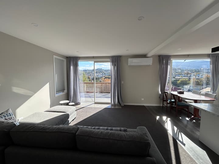 Prime Location, Sunny Deck & Stunning Views - Mosgiel
