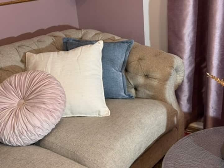 Luxe Riverside Flat | Cat-friendly | Parking - Barking