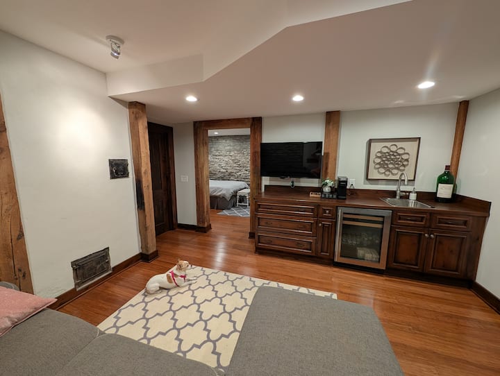 Sala de estar que incluye TV equipada con streaming Roku, cafetera Keurig, fregadero, refrigerador pequeño, microondas, tostador, platos/tazones, vasos y cubiertos. No incluye a la linda cachorra (Margarita).