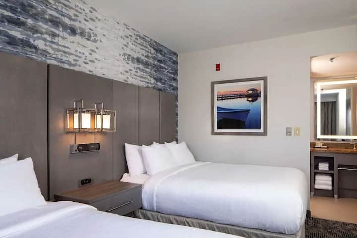 Pwm Airport 2 Queens Room | Breakfast, Pool & Gym - Portland, ME
