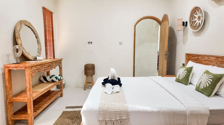Recámara principal con baño privado con regadera y tina